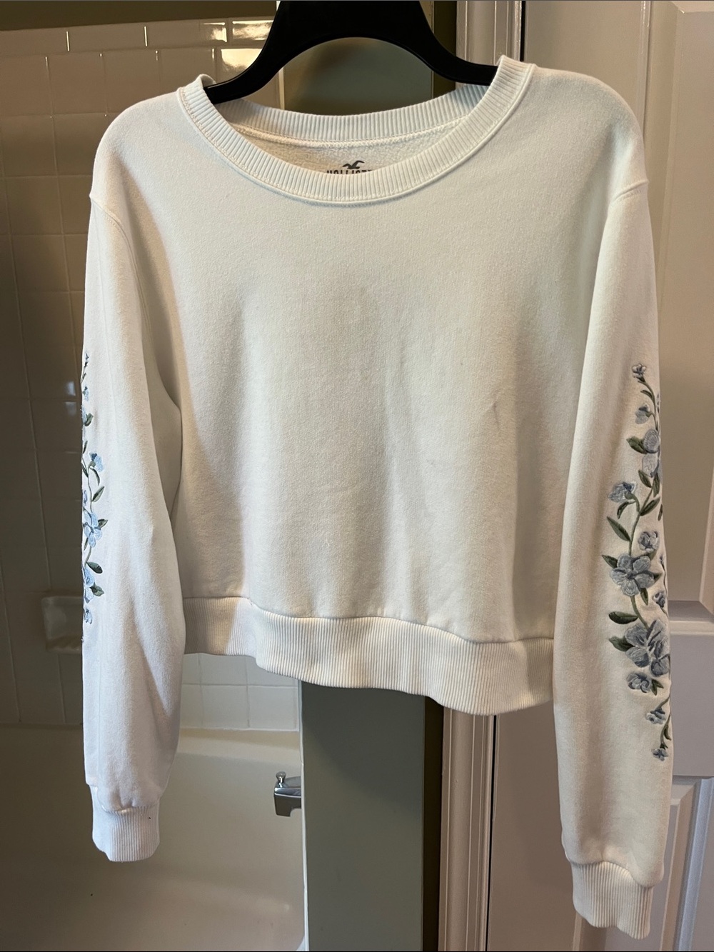 Hollister White Cropped Crewneck Sweatshirt with Floral Embroidery. Size L.